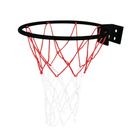 Ein Basketballkorb mit einem Netz, das oben rot und unten weiß ist, an eine Wandhalterung montiert.