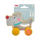 Text: "HABA, Baby Move & Play, Schiebefigur Hund."  
Holzhund-Schiebefigur mit orange-gelben Rädern und bunten Details.