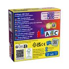 "ABC-Zauberduell: Ein magisches Buchstabenspiel." Verschiedene Sprachen, bunte Figuren und Karten mit Buchstaben.