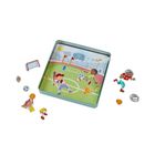 Illustration: Kinder spielen Baseball und Fußball. Einzelne Sportfiguren und -bälle wie Fußball und American Football sind verteilt.