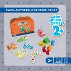 „Zwei handwerkliche Stapelspiele“, „Meine ersten Spiele! 2+“, bunte Werkzeuge und geometrische Formen vor grauem Hintergrund.