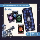 "Ein spannendes Planetenspiel", "Orbita", Karten mit Planetenmotiven, Sternenspielfeld. Illustration mit Person und Teleskop.