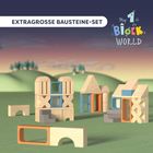 "EXTRAGROSSE BAUSTEINE-SET. My 1st Block World." Bunte Holzbausteine vor einer Landschaft mit Hügeln und Bäumen.