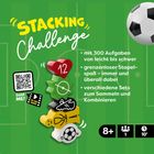 Text: "Stacking Challenge", "mit 300 Aufgaben von leicht bis schwer", "grenzenloser Stapelspaß – immer und überall dabei", "verschiedene Sets zum Sammeln und Kombinieren", "8+", "1 Spieler", "10 Minuten", "Scan me!". Darstellung: Gestapelte Spielsteine und ein Fußball.