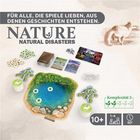 "Für alle, die Spiele lieben, aus denen Geschichten entstehen. Nature Natural Disasters. Komplexität 2. 10+, 1-4 Spieler, 60 Minuten." Brettspielkomponenten und Tierillustration.