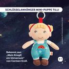 Text: "SCHLÜSSELANHÄNGER MINI-PUPPE TILLI", "Bekannt aus 'Mein Knopf, ein Universum' von Carmen Kroll." Eine Stoffpuppe im Weltraum.