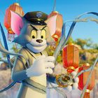 Eine animierte Katze in Uniform hält eine Taschenuhr, umgeben von roten Laternen und blauen Bändern.