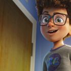 Ein Junge mit Brille lächelt. Auf seinem Shirt steht "RC". Regale mit bunten Büchern im Hintergrund. Eine Illustration.