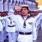 Schrift auf Mützen: "H.K. WATER POLICE". Eine Gruppe von Matrosen steht in Formation; einer salutiert vorn.