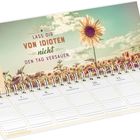 "LASS DIR VON IDIOTEN nicht DEN TAG VERSAUEN." Kalenderseite mit Sonnenblumenbild, Tage und Notizbereich.