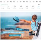 "Lass uns ans Meer fahren und den Rest der Welt vergessen." Mädchen im Auto schaut zum Meer, hält Hut. Kalender zeigt Februar.