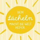 „Dein Lächeln macht die Welt heller.“ Gelbe Sonne mit Strahlen auf gestreiftem Hintergrund.