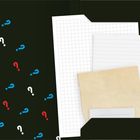 Illustration: Links bunte Fragezeichen auf schwarzem Hintergrund, rechts Papiere und Ordner.