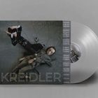 "Schemes", "Kreidler". Zwei Figuren liegen auf grauem Hintergrund. Links eine schwarze, rechts eine beige Kleidung.