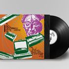 Die Texte "WORMHOLE MYSTIC" und "IM TELLER". Illustration: bunte vintage Synthesizer und ein lila Gesicht auf orange Hintergrund.