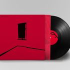 Text "CONRAD SCHNITZLER" und "CONAL". Rotes Plattencover mit schwarzer, minimalistischer Fensterillustration. Vinyl sichtbar.