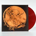 Die Illustration zeigt ein stilisiertes Gesicht auf einem kreisförmigen, trommelfellartigen Hintergrund. Rechts ragt eine rote Vinylplatte hervor.