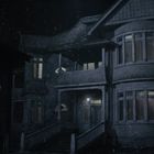 Ein zweistöckiges viktorianisches Haus bei Nacht mit erleuchteten Fenstern und einer überdachten Veranda.