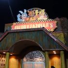 "Freddy Fazbear's" steht auf einem Schild, dekoriert mit Cartoons von Tieren. Darunter ein altertümlicher Eingang.