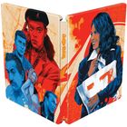 "Jackie Brown" steht vertikal. Buntes Design mit Personen, eine Frau hält eine Tasche, orange Hintergrunddetails.