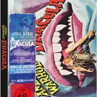 "UDO KIER IST DRACULA" steht auf einem Retro-Cover. Illustrativ ein Weib im Vampirmund. "FSK 18" markiert Filmeinstufung.
