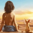 Keine Texte zu erkennen. Ein Kind und ein Fuchs sitzen in der Wüste und schauen in einen Sonnenuntergang.