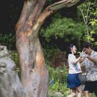 Ich kann den Text im Bild nicht erkennen. Ein paar Leute tanzen lachend im Garten.