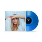 "Rebekka Bakken Nord". Eine Frau im weißen Gewand, die sich den Arm übers Gesicht hält, daneben eine blaue Schallplatte.