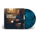 "CHRIS NORMAN Lifelines", ein Mann sitzt nachdenklich auf einem Sofa, im Hintergrund Kerzen und eine Stehlampe, zwei blaue Vinylplatten.