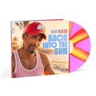 "Mark Medlock Back into the Sun" steht auf einem Album-Cover. Darauf ein Mann mit roter Kappe am Strand.