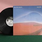 Text: "ALTIN GÜN" und "GARİP." Eine Schallplatte ragt aus einem farbigen Cover mit abstrakten Formen.