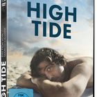 Text oben: Bill Irwin, James Bland, Marco Pigossi, Marisa Tomei, Mya Taylor. Titel: HIGH TIDE. FSK ab 16. Foto: Mann am Strand.