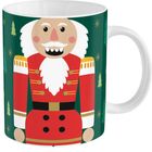 Illustration eines Nussknackers in roter Uniform auf einem dunkelgrünen Hintergrund mit Weihnachtsbäumen und Sternen.