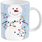 Illustration einer Tasse mit einem Schneemann, verziert mit bunten Lichterketten auf hellblauem Hintergrund mit Schneeflocken.