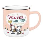 "Winter Zauber für Dich" steht auf einer Tasse, verziert mit zwei niedlichen Schafen im Schnee und Tannbäumen.