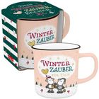 Beschriftung: „Winterzauber für dich“. Becher mit Schafillustration, Tannbäumen und Schneeflocken. Verpackung farbenfroh.