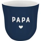 Der Text "PAPA" und ein Herzsymbol zieren einen dunkelblauen Becher.