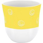Gelbe Tasse mit eingravierten Smileys und einem weißen unteren Teil.