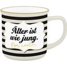"Älter ist wie jung. Nur cooler." steht auf einer gestreiften Tasse mit schwarzem und weißem Muster.