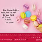 Zitat von Paul Hufnagel: "Eine Handvoll Glück reicht, um das Herz mit Freude zu füllen." Bunte Macarons in einer Waffel.