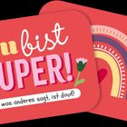 "Du bist SUPER! Wer was anderes sagt, ist doof!" Auf rotem Hintergrund mit Blumen und buntem Regenbogen.