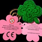 Achtung! Nicht für Kinder unter 3 Jahren. Rosa Blütenform-Anhänger, grünes gehäkeltes Kleeblatt, Schlüsselringe.