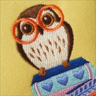 Illustration einer gestickten Eule mit orangefarbenen Brillen auf gelbem Hintergrund, sitzt auf buntem Stoff.