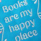 Text: "Books are my happy place". Weiße Stickerei auf hellblauem Stoff.