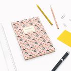 Notizbuch mit floralem Muster. Daneben Stifte, Lineal, Büroklammern und gelbes Papier auf hellem Hintergrund.