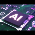 Text "AI" auf einem leuchtenden Chip, eingebettet in eine grüne Platine mit violetten Akzenten.