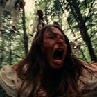 Eine Frau schreit mit blutigem Gesicht in einem verschwommenen Wald voller aufgehängter Puppen.