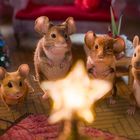 Text: "9V". Vier Mäuse stehen im Kreis um einen leuchtenden Stern, daneben ein 9-Volt-Batteriepack. Festliche, gemütliche Szene.