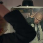 „VII Viel Glück und Segen auf all deinen Wegen.“ Ein Mann richtet sich vor einem Spiegel die Haare.