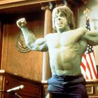Ein muskulöser, grünhäutiger Mann brüllt mit erhobenen Fäusten im Gerichtssaal. Richter erschrickt, US-Flaggen im Hintergrund.
